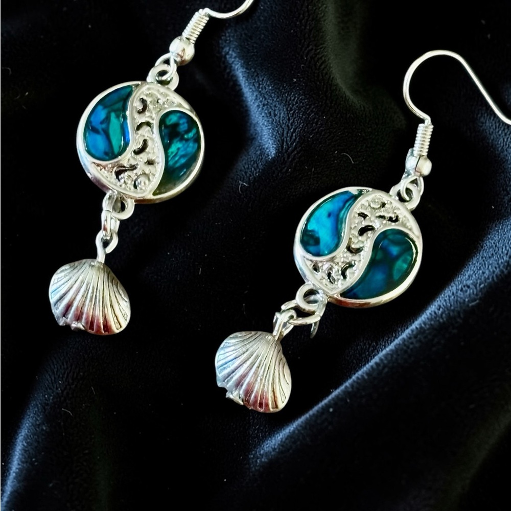 💗💗💗Silver plated Blue untested Abalone Shell Drop Earrings
